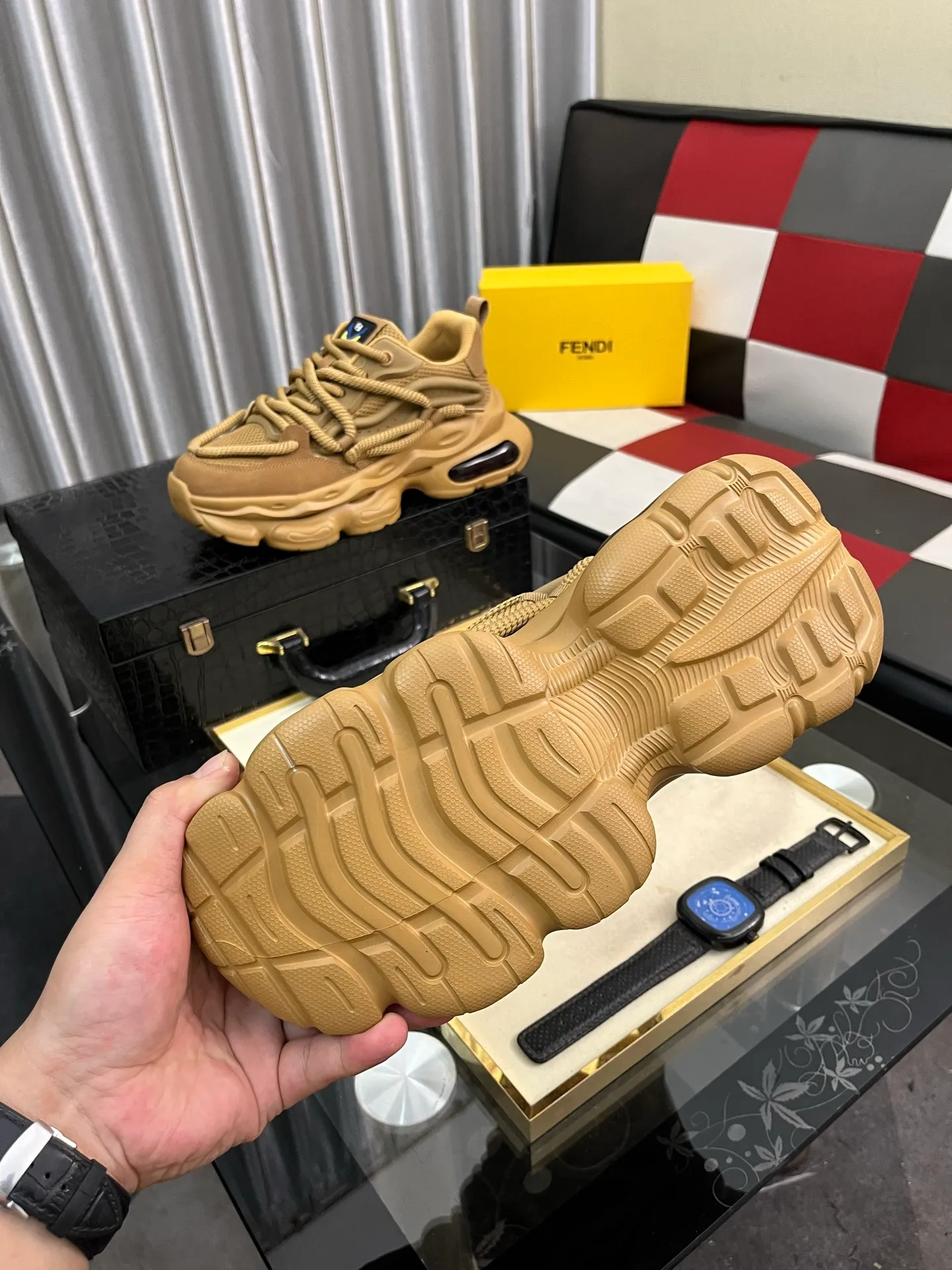 Men's shoes 💰480⌚️⌚️【FENDI】original quality.~ Unique modern style sneakers. 🏃A must-have casual shoe for trendy men😍😍 Original brand imported from Italy, imported original leather, sheep lining (refuses to discolor and grind feet) Sole: Original sole provided by the original factory, French lazy style design ⚠️Fit to the feet, original quality, super comfortable original sole. Just like shooting the real thing🎬The real thing is better, code number: 38-44